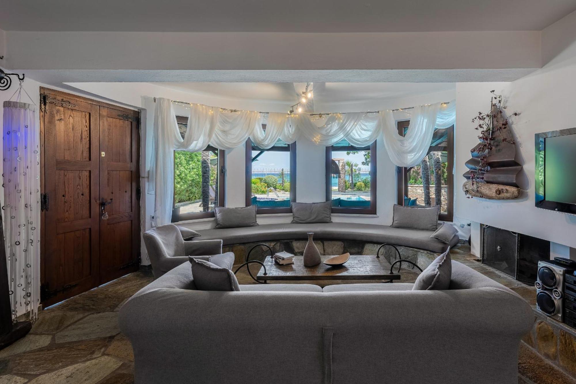 Efharis Beachfront Villa 플라타모나스 외부 사진
